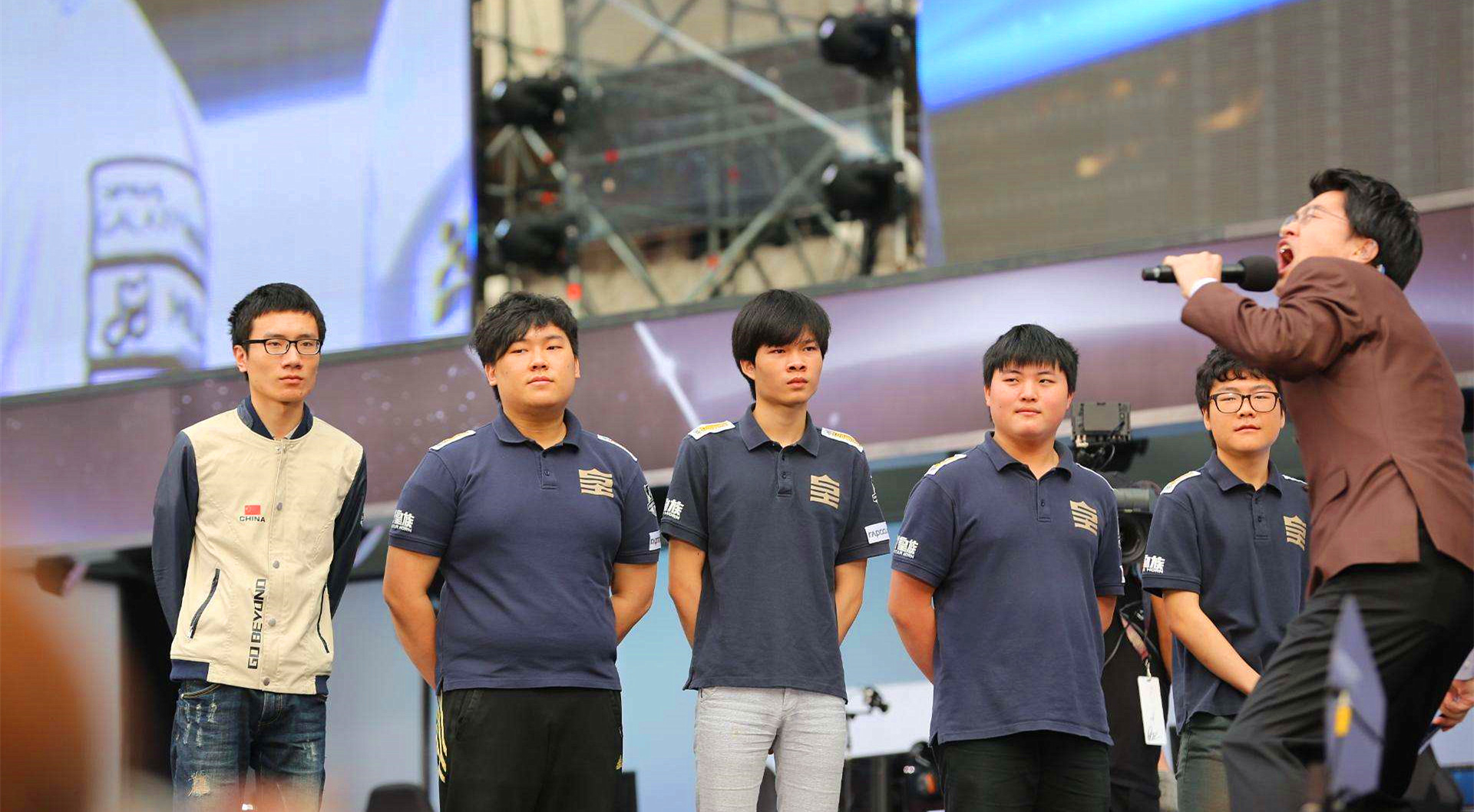 关于Uzi回归赛场，精彩发挥首场状态亮眼，DWG观众沸腾！的信息爱游戏体育